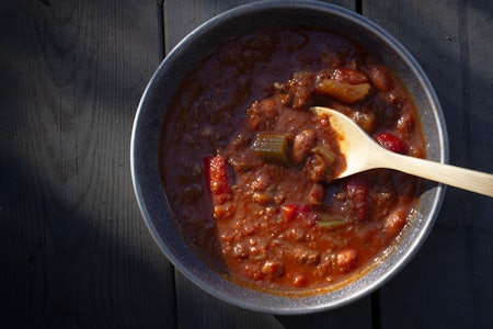 RETT FRA BOKSEN: Til turer der vann er en utfordring, eller som nødproviant på fjellhytta om du kommer sent, kan hermetikk være en god løsning. Foto: Gunhild Aaslie Soldal in the can chili con carne