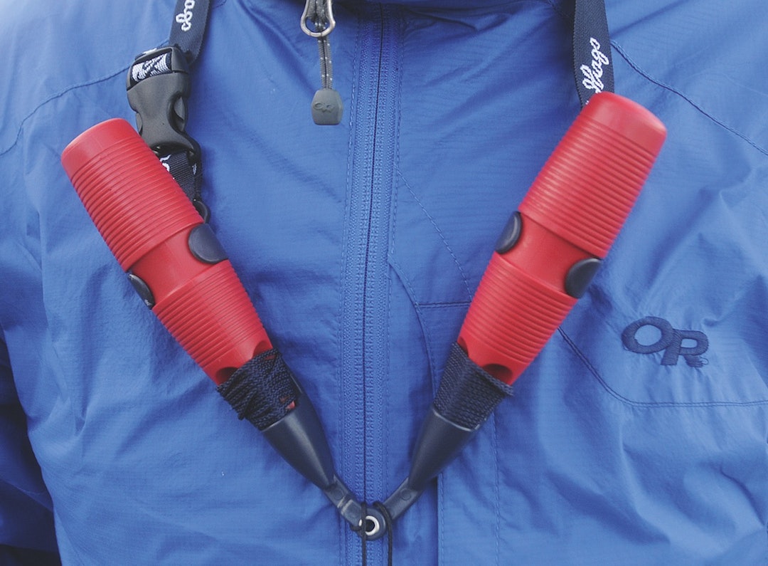 ISPIGGER: Dette bør være obligatorisk utstyr på alle skøyteturer. Ispiggene kan få deg opp av råken dersom du har gått gjennom isen. Foto: Iver Gjelstenli ispigger