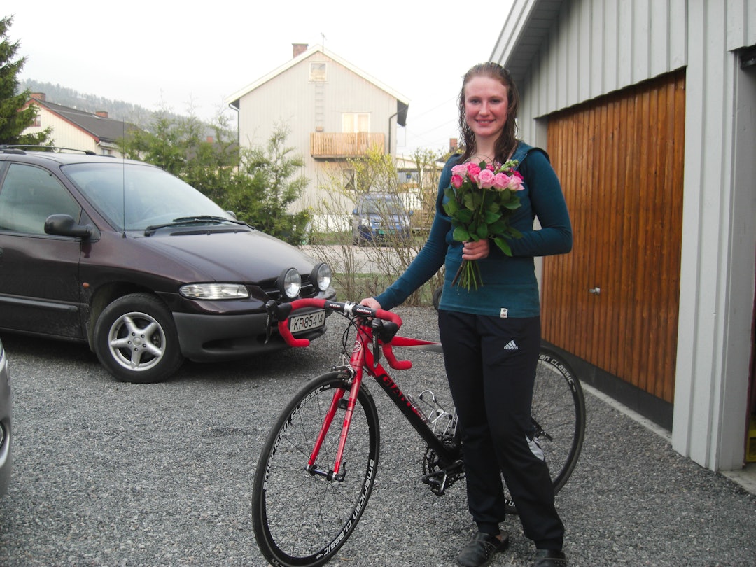 BLOMSTERPIKE: Med fire deltagere på start og en som brøt, ble det bronse og blomster på Anita i norgescupdebuten. Foto: Privat.
