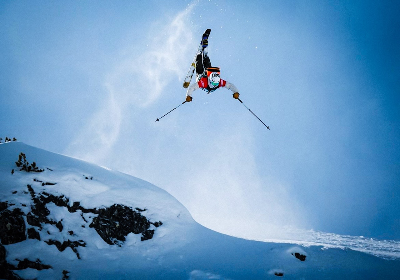 OPP / NED OPPLADING: Vetle Gangeskar fikk en bra sesongstart i Alpene, og han fortsatte den gode starten med å vinne norgescupenkonkurransen i Hemsedal. Foto: Privat skikjører som tar salto