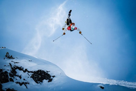 OPP / NED OPPLADING: Vetle Gangeskar fikk en bra sesongstart i Alpene, og han fortsatte den gode starten med å vinne norgescupenkonkurransen i Hemsedal. Foto: Privat skikjører som tar salto