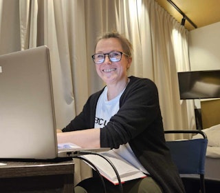 I ENSOM MAJESTET: Norges første kvinnelige sykkelpresident fulgte det digitale tinget fra et hotellrom i Oslo. Foto: Henrik Alpers.