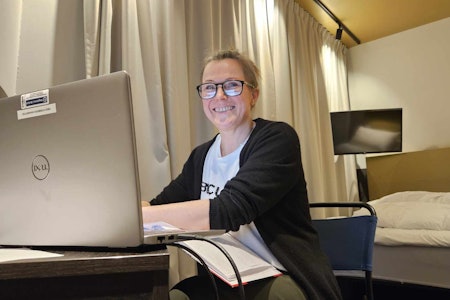 I ENSOM MAJESTET: Norges første kvinnelige sykkelpresident fulgte det digitale tinget fra et hotellrom i Oslo. Foto: Henrik Alpers.