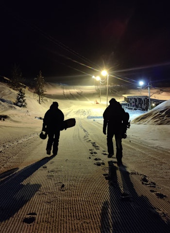 TEMPELSETER: Kenneth Erlandsen og Tommie Berkani andaktsfull anmars mot Tempelseter. Foto: Christian Nerdrum TEMPELSETER: Kenneth Erlandsen og Tommie Berkani andaktsfull anmars mot Tempelseter. Foto: Christian Nerdrum