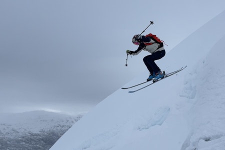 jente som hopper på ski