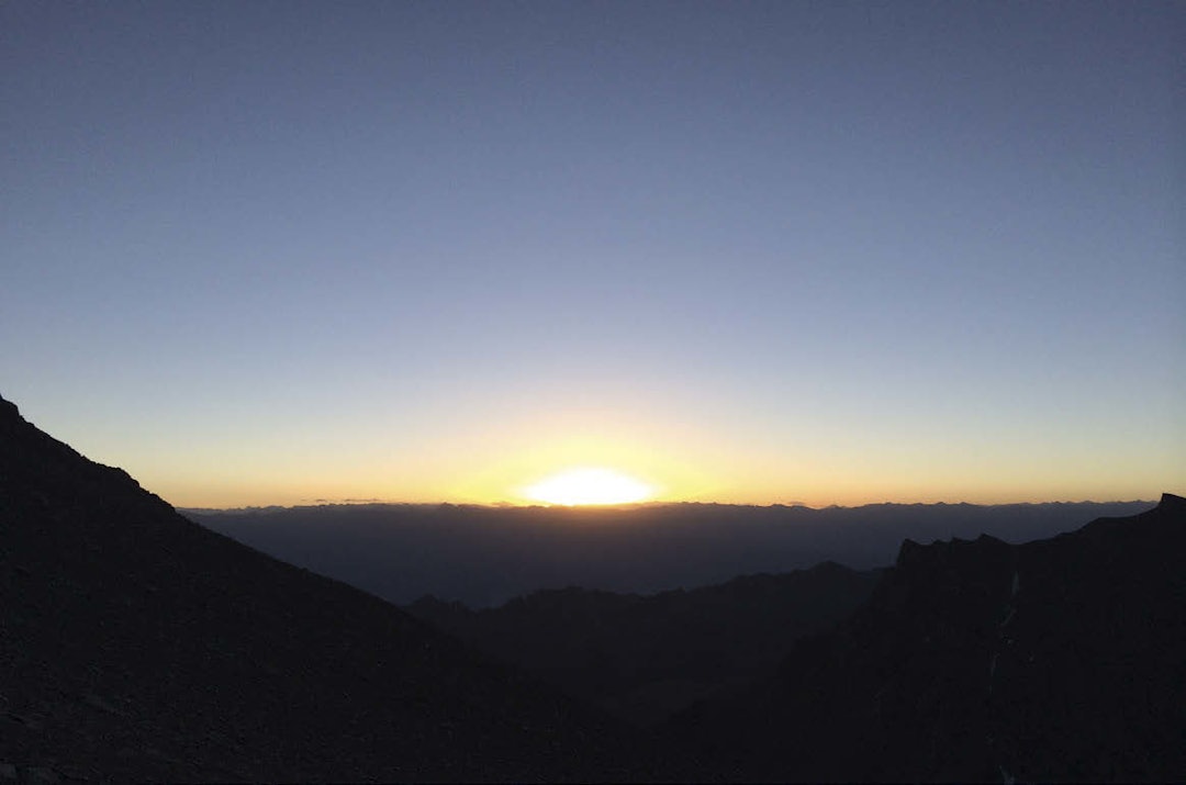 TOPPDAGEN: Vi startet vandringen kl. 00.30 fra Stok Kangri Base Camp (5000 moh). Etter å ha gått timevis i bekmørket, er det en magisk opplevelse å se sola komme stigende i horisonten. Foto: Gunhild Aaslie Soldal stok kangri india