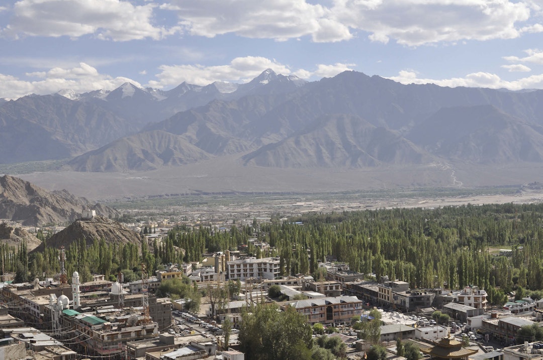 LEH: Leh er en sjarmerende og hyggelig fjellandsby i Ladakh. Det høyeste fjellet i bakgrunnen er Stok Kangri, som betyr fjellet med snø. I Ladakh kalles fjellet Kanglachan, som betyr synet av alle fjell. Foto: Gunhild Aaslie Soldal leh india