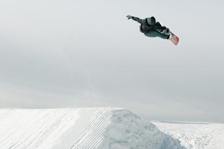 INDY AIR: Markus Olimstad i en backside 360 med indygrab. Foto. Christian Nerdrum