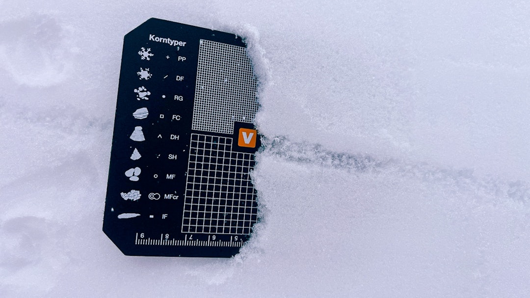 SKUMMELT: Et vedvarende svakt lag med store rimkrystaller som ligger og lurer under store fokksnøflak. Foto: Varsom SKUMMELT: Et vedvarende svakt lag med store rimkrystaller som ligger og lurer under store fokksnøflak. Foto: Varsom