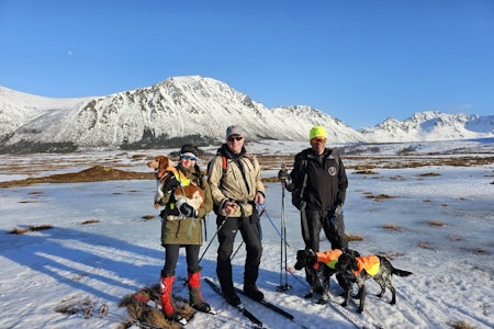 FORNØYDE: Litt ekstra grunn til å smile for denne gjengen i dag. Foto: Privat NM Høyfjell vinter 2024