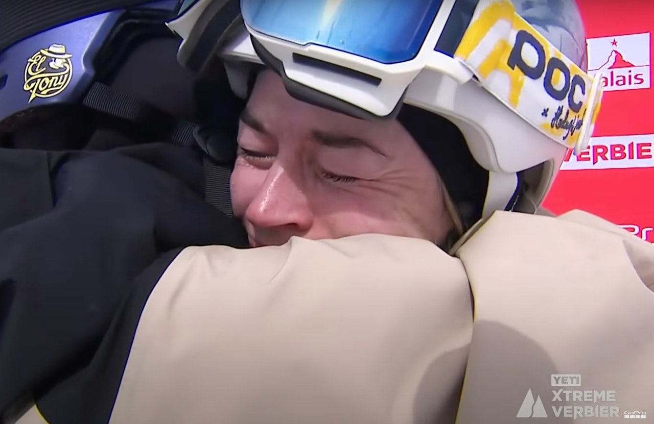 RØRT: Hedvig Wessel tok til tårene da hun ble verdensmester. Her gratuleres hun av Zuzanna Witych som ble nummer to. jenter som klemmer og gråter