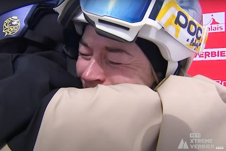 RØRT: Hedvig Wessel tok til tårene da hun ble verdensmester. Her gratuleres hun av Zuzanna Witych som ble nummer to. jenter som klemmer og gråter