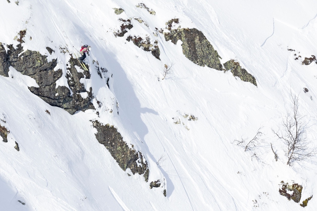 STÅLKONTROLL: Lilja Dyrset imponerte dommerne under Hemsedal Freeride Junior 2024. Foto: Kalle Hagglund Hemsedal Freeride Junior 2024