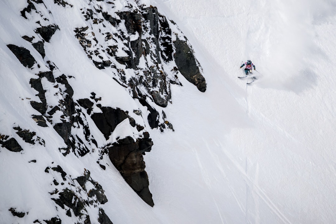 KONSENTRERT: Hedvig Wessel gjennomførte et kjemperun i Verbier da hun sikret sammenlagtseieren i Freeride World Tour. Foto: Fabrice Coffrini / AFP Hedvig Wessel Freeride world tour verbier