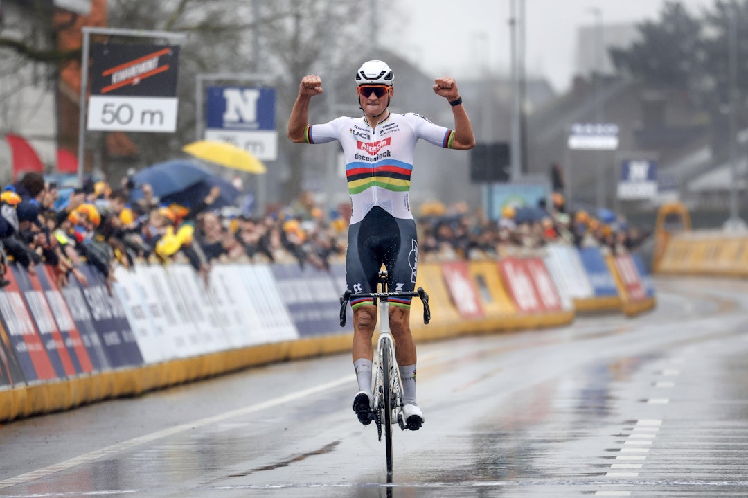 OPPVISNING: Mathieu van der Poel alene på oppløpet i Harelbeke. Foto: Cor Vos