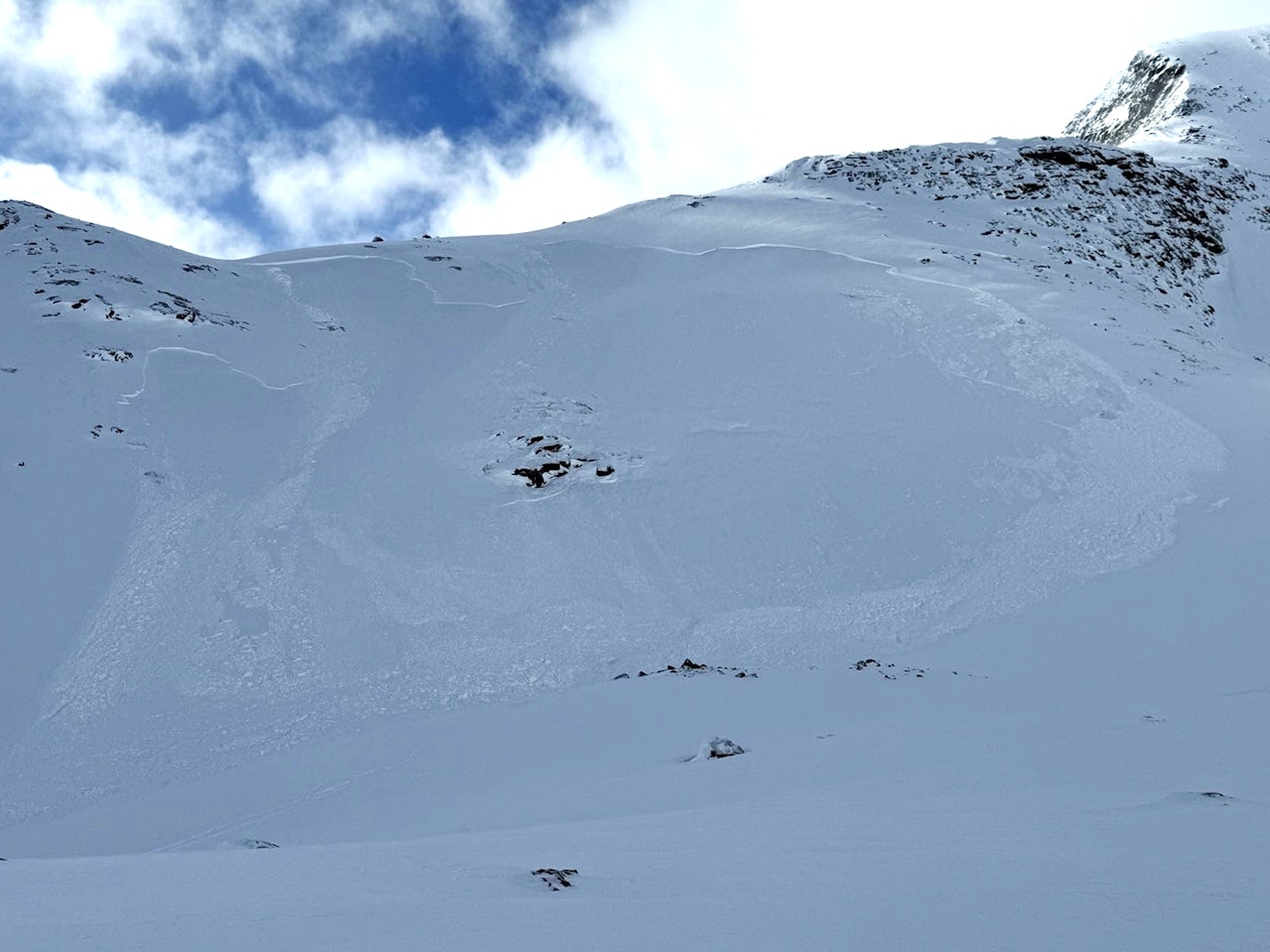 NÆRE PÅ: Fire personer var involvert da dette store snøskredet gikk i Jotunheimen om kvelden lørdag 23. mars. Foto: FB@Folkehjelp / Regobs snøskred