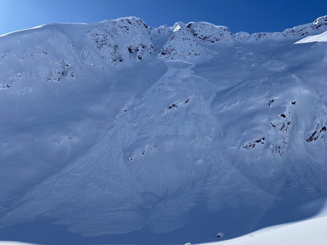 SKUMMELT: Snøskred i Indre Sogn søndag 24. mars. Foto: KamillaS / Regobs snøskred