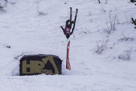 INN TIL SEIER: Vilde Fimreite sendte både backflip, 360 og et par klipper for å sikre seieren i Høkkers Invitational. Foto: Marius Nilsen dame som gjør backflip på ski