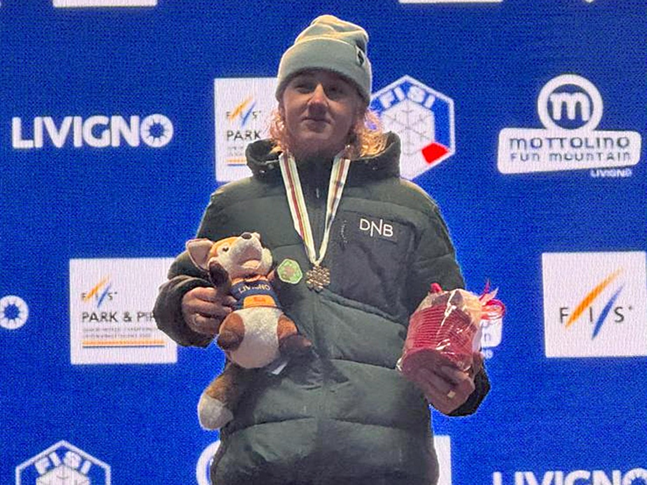 VERDENSMESTER: Norske Frank Wahlstrøm vant junior-VM i slopestyle tirsdag! Foto: FIS gutt med bamse og medalje