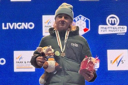 VERDENSMESTER: Norske Frank Wahlstrøm vant junior-VM i slopestyle tirsdag! Foto: FIS gutt med bamse og medalje