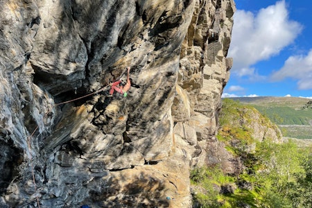 SYDEN: Jonas Hilmo på  Piña Colada (8b) i Syden i Bodø. Foto Ole Jakob Dovland klatrer i bratt vegg