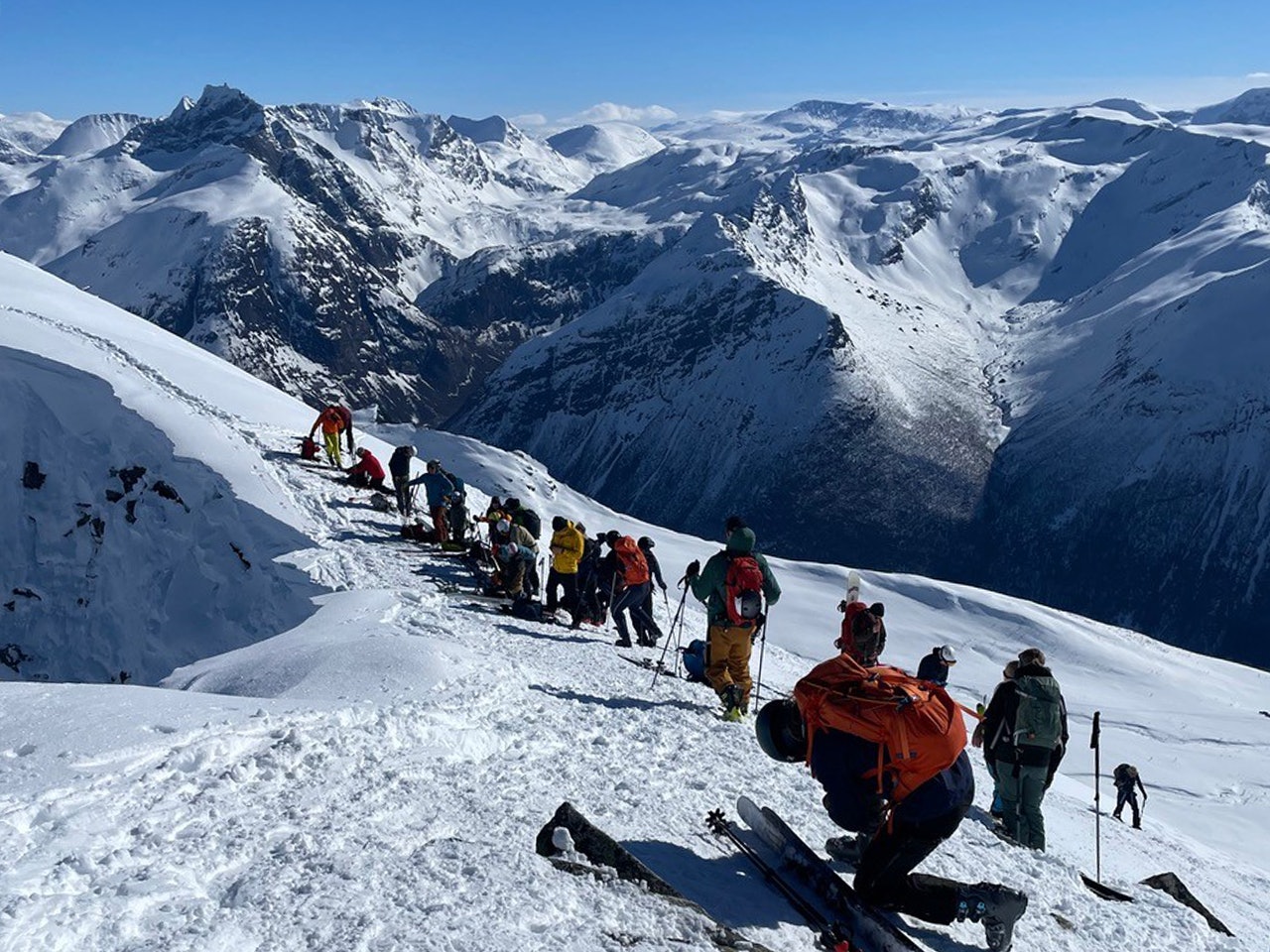 DRAMATISK: Til venstre for midten av bildet ser man hvor skavlen på Kyrkjetaket knakk. Mye folk besøker det populære toppturfjellet hver dag i påsken. Foto: Leif Håvar Kvande folk på toppen av fjell