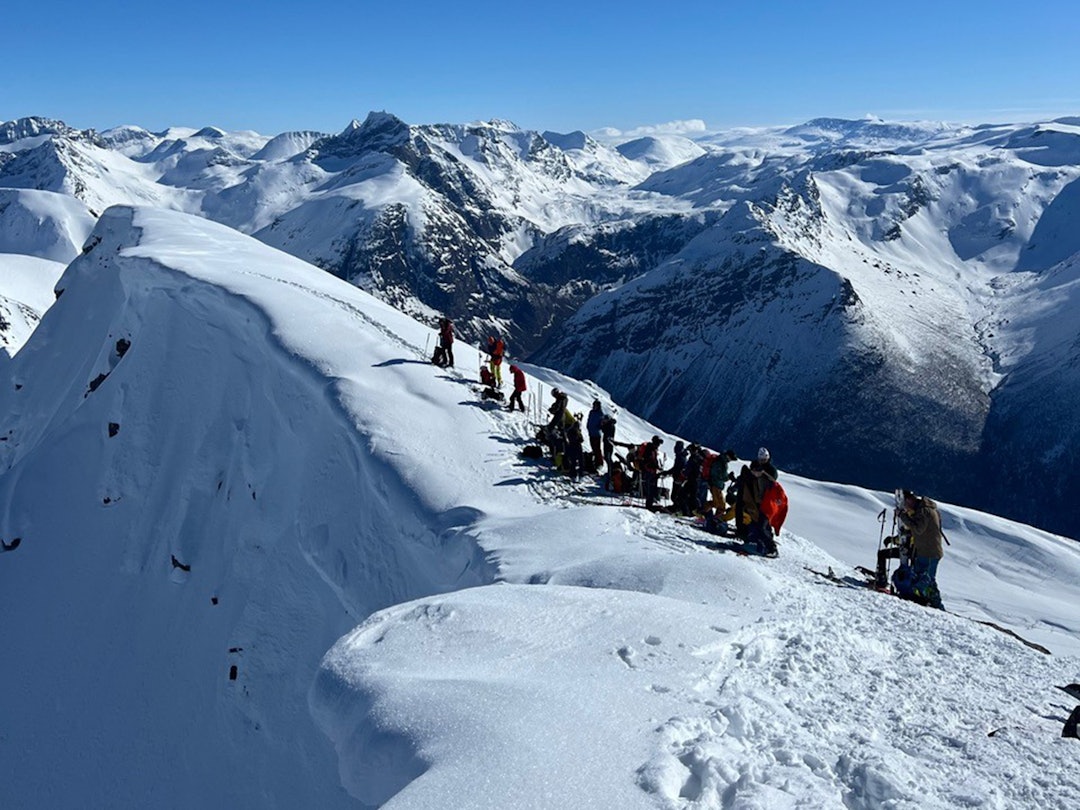 FØR SKAVLBRUDDET: Dette bildet ble tatt før skavlen på Kyrkjetaket brakk. Foto: Mari Ulateig folk på toppen av fjell
