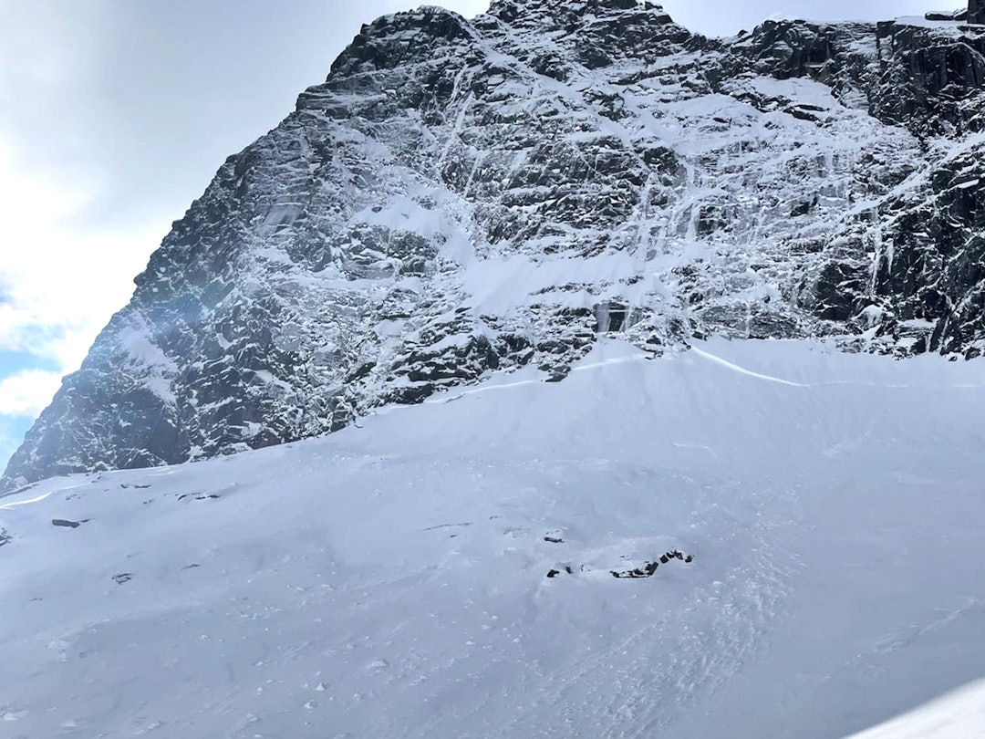JOTUNHEIMEN: Fortsatt krevende forhold. Her er stort flakskred i nordvendt heng under Midtmaradalstind. Bruddkanten er anslått til omtrent 200 meters bredde. Foto: regobs / mats skred i fjellet