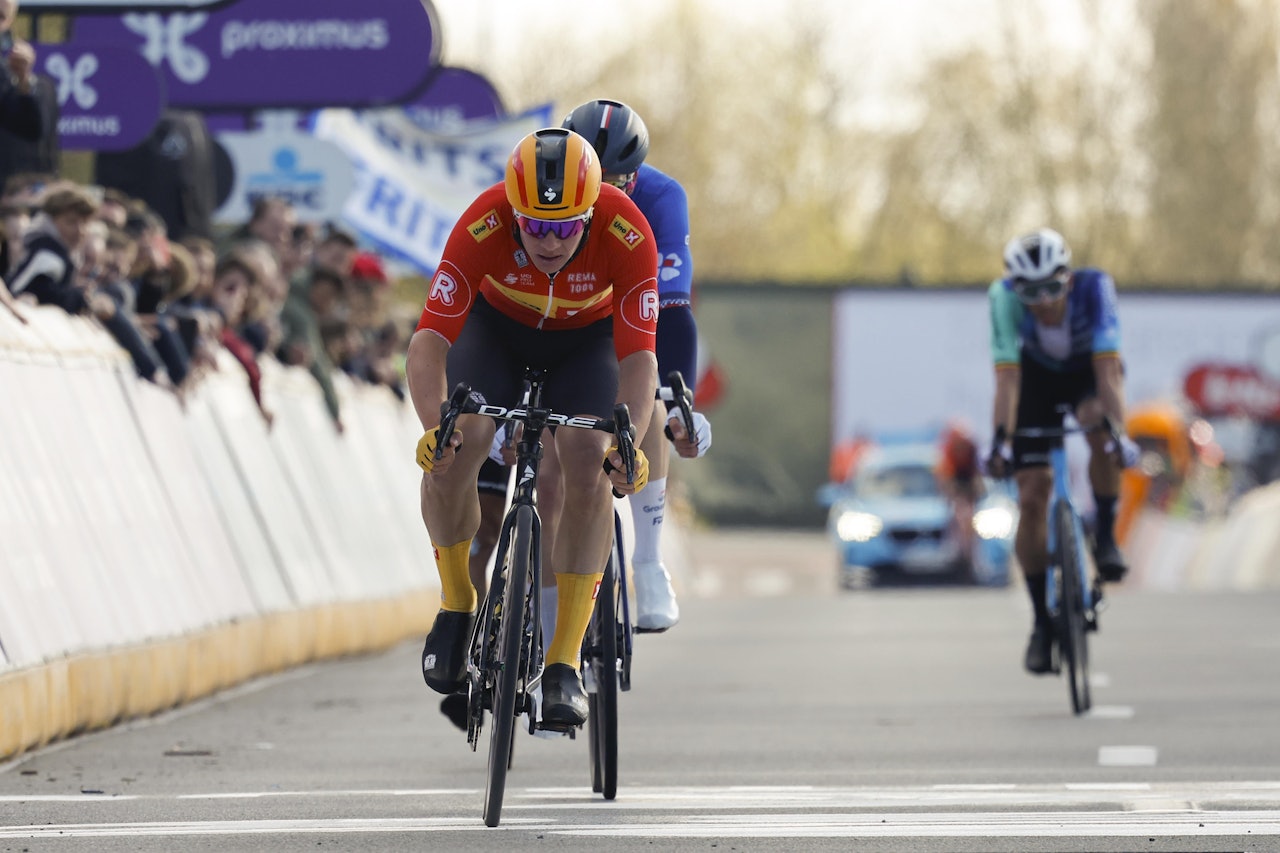 PÅ PODIET: Jonas Abrahamsen spurter inn til annenplass i Dwars door Vlaanderen. Foto: Cor Vos PÅ PODIET: Jonas Abrahamsen spurter inn til annenplass i Dwars door Vlaanderen. Foto: Cor Vos