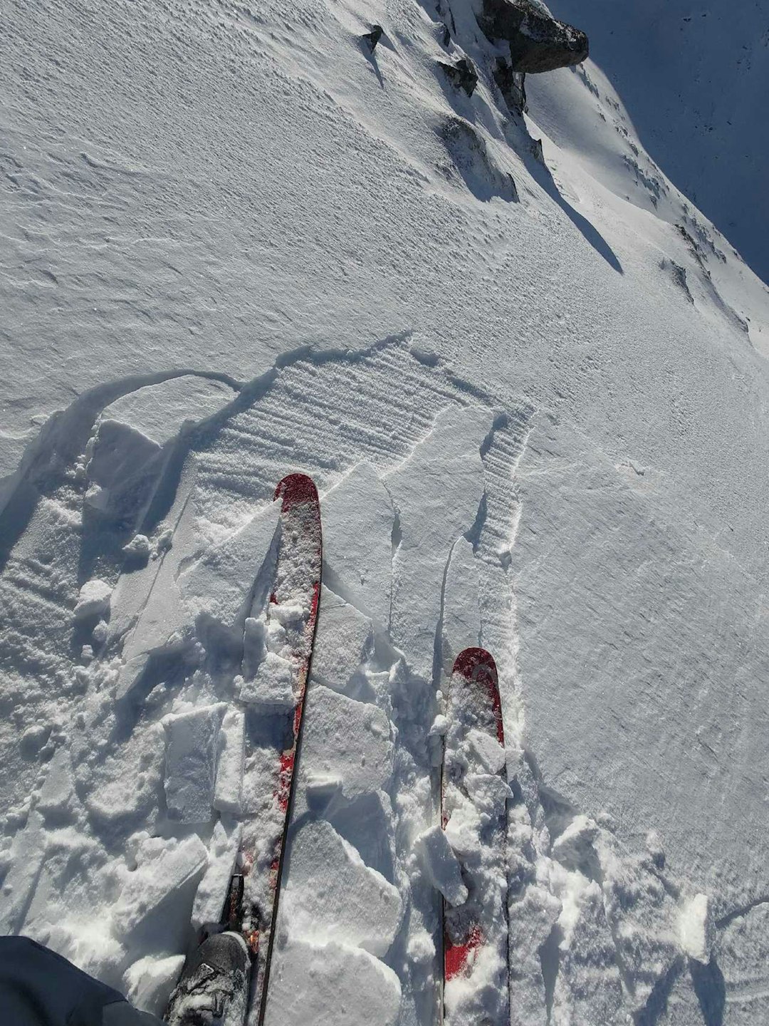 VESTVÅGØY: Observasjonen viser hvordan det øverste snølaget sprekker. Fotografen melder om veldig bra skiføre. Foto: JohnsenK / regobs snø som sprekker rundt ski