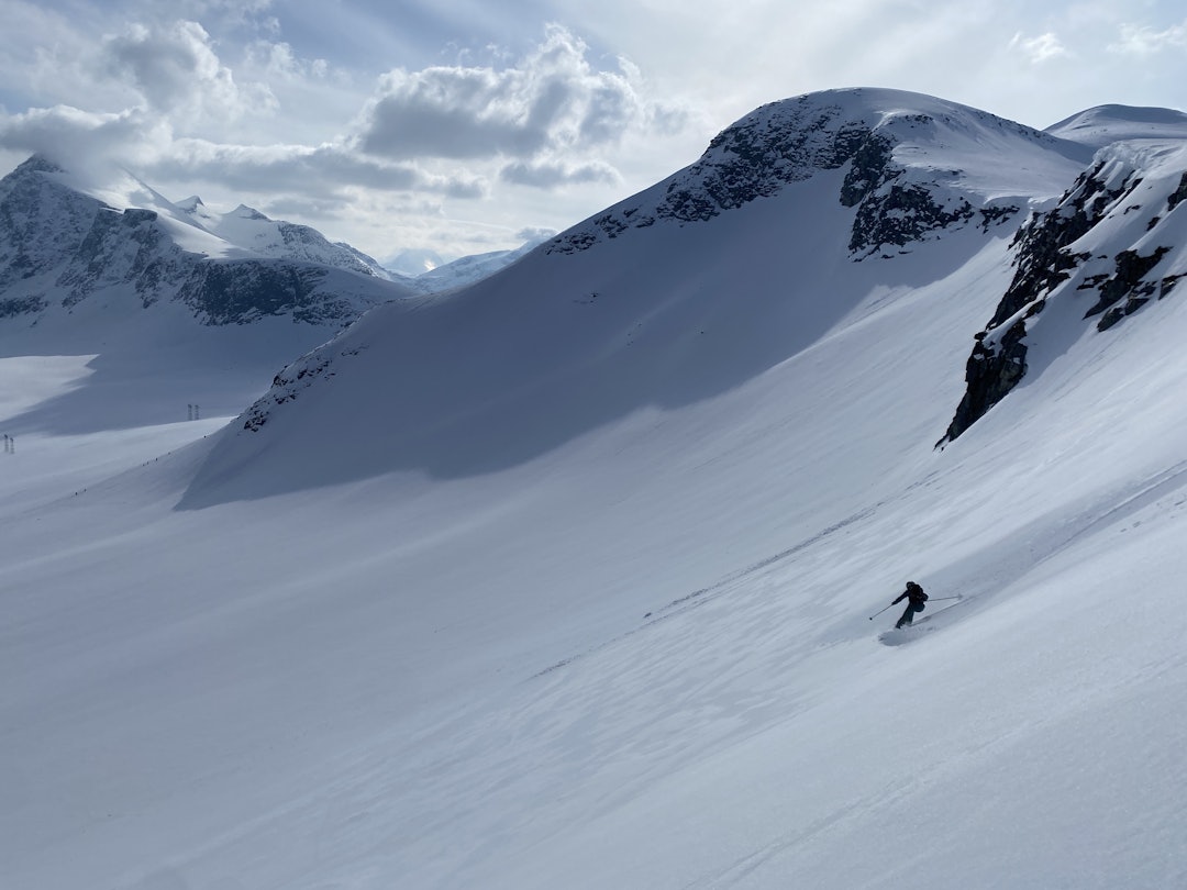 NORDMØRE SKJÆRTORSDAG: Solsmelta skare og verdensmesterføre i sørvendte heng rundt 1000 moh. på Nordmøre.Foto: Tore Meirik dame som kjører ski