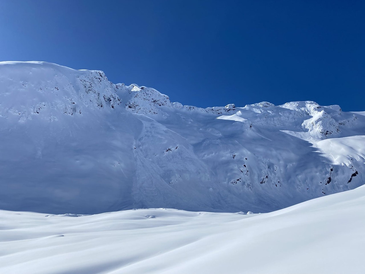 SKRED I SOGN: Tørre flakskred i nordøstlige heng i Indre Sogn tidligere denne uka. I denne regionen skaper nedsnødd overflaterim utfordringer. Foto: KamillaS / regobs snøskred og fjell