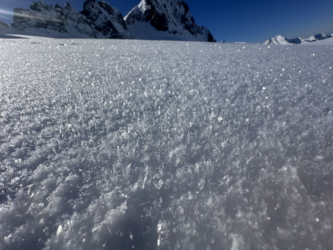 OVERFLATERIM: Slik ser skredproblemet ut før det snør ned. Foto: borulf@rkh-skredgruppe/ regobs rim med fjell bak