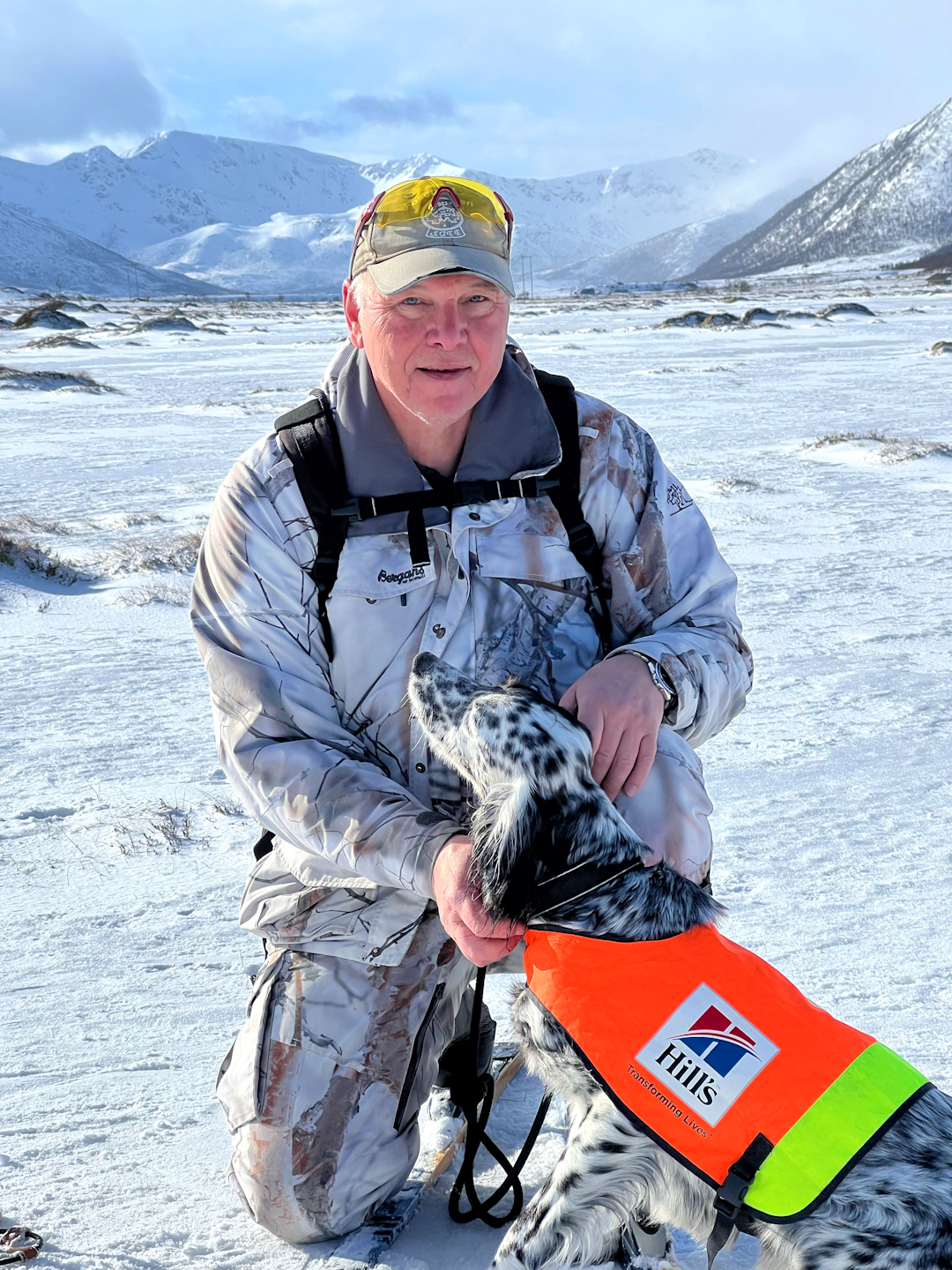 NORGESMESTER: Ivar Rødsjø sammen med sin engelsk setter vinner NM høyfjell vinter 2024. Foto: Simen Brekke.