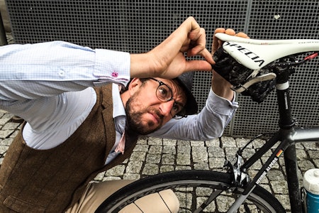 INN I TASKA: Alt du trenger for å fikse sykkelen din underveis får du plass til i en liten sadeltaske. Men hva skal med? Foto: Christian Nerdrum.