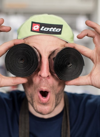 FULL RULLE: Det skal være gøy å legge ny styreteip på sykkelen. Programleder Henrik Alpers sammenlikner det med følelsen av rent sengetøy. Foto: Christian Nerdrum FULL RULLE: Det skal være gøy å legge ny styreteip på sykkelen. Programleder Henrik Alpers sammenlikner det med følelsen av rent sengetøy. Foto: Christian Nerdrum