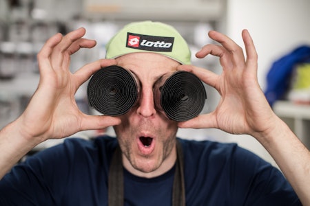 FULL RULLE: Det skal være gøy å legge ny styreteip på sykkelen. Programleder Henrik Alpers sammenlikner det med følelsen av rent sengetøy. Foto: Christian Nerdrum FULL RULLE: Det skal være gøy å legge ny styreteip på sykkelen. Programleder Henrik Alpers sammenlikner det med følelsen av rent sengetøy. Foto: Christian Nerdrum