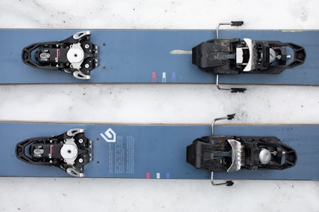 TESTET: Nye Skitrab TR1 er en fantastisk toppturbinding for nedturen. Men hvor bra er den når vi inkluderer oppoverturen? Vi har testet. Foto: Tore Meirik skibinding på blå ski