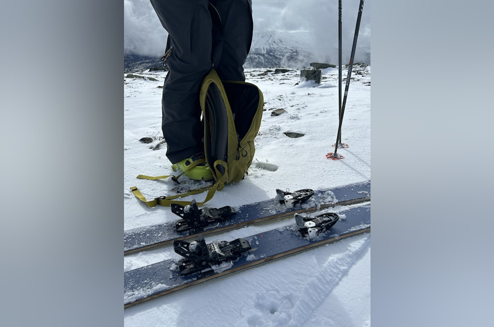 ski, sekk og føtter