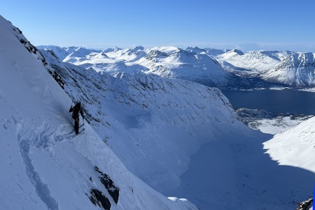 FØRSTEMANN: Fra en av flere førstenedkjøringer på uvanlig gode forhold på Lyngens høyeste fjell Jiehkkevárri. Foto: Eivind Aanensen skikjører i bratte fjell