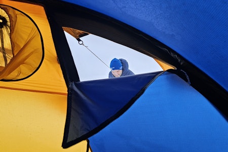HALLO I LUKA: Guideluka er en nyvinning for vintertelt.  Foto: Kjell Bratteli Jonsson barents outdoor telt guideluke