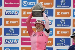 SKIKKELIG STEIN: Alison Jackson jubler over å ha vunnet en brostein i Paris-Roubaix. Foto: Cor Vos.
