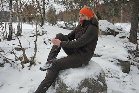 BRA PASSFORM: Lang jakke, med fin stramming i livet, og figurnær bukse med formsydde knær. Lang jakke, med fin stramming i livet, og figurnær bukse med formsydde knær.