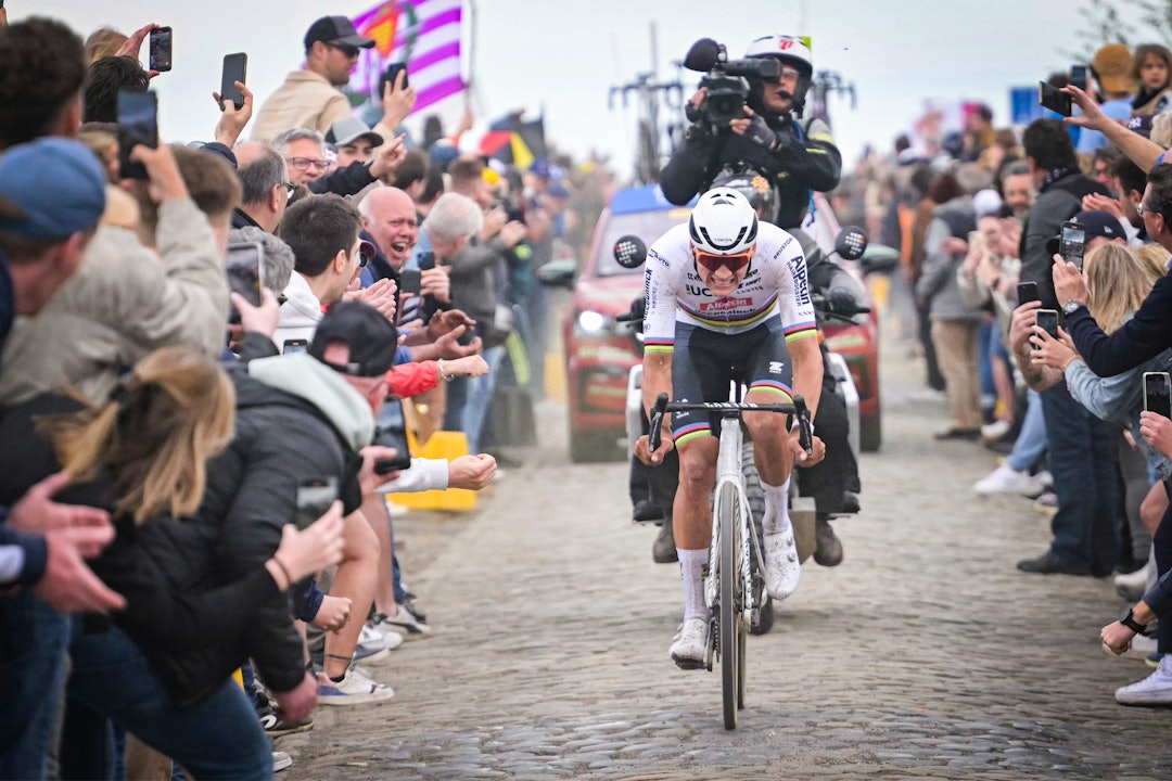 OVERLEGEN: Mathieu van der Poel lekte med konkurrentene i Paris-Roubaix. Foto: Cor Vos