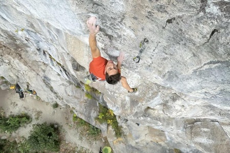 STERK TRENER: Stian Christophersen har gode tips til formtopping. Foto: Bård Lie Henriksen mann som klatrer med rød t-skjorte
