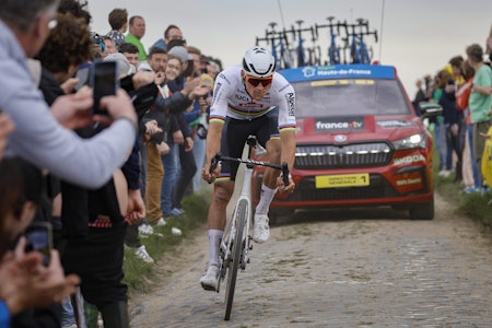 OVERLEGEN: Mathieu van der Poel var overlegen i Paris-Roubaix. Hadde en tilskuer fått det som hen ville, hadde Van der Poel havnet i grøfta. Foto: Cor Vos.