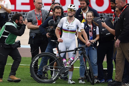 USYNLIG FORSKJELL: Lotte Kopecky hadde voluminøse dekk og et gammeldags styreoppsett da hun vant Paris-Roubaix. Foto: Cor Vos.