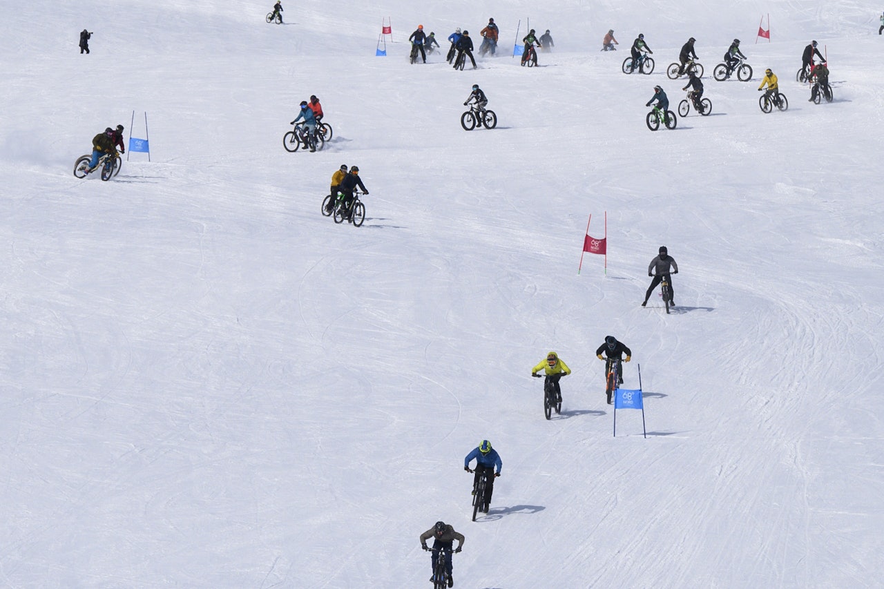 FØRSTE? Det ble arrangert både chinese downhill på sykkel, og freeridekonkurranse på ski og snowboard i Harstad.  . Foto Patty Thorbergsen chinese downhill sykkel harstad