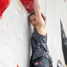 START I KINA: Ingrid Kindlihagen beste norske på verdenscupåpning i Kina. Foto: Kazushige Nakajima/IFSC konsentrert jente som klatrer