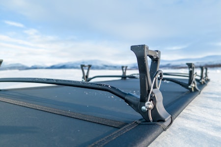 FELTSENG: Disse beina holder deg rett over bakkenivå. Test av Urberg Wildlight Folding Cot
